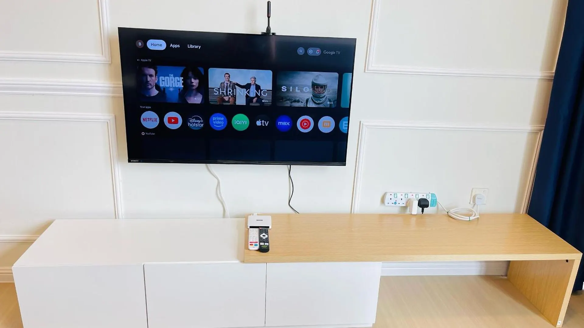Sky Lake Mount Austin Netflix & Lake View Studio Johor Bahru Apartment